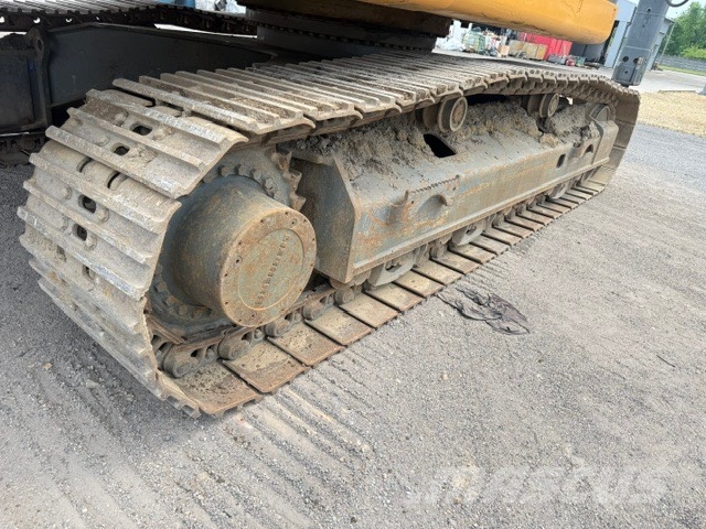 Liebherr R 946 with hammer Sloopgraafmachines