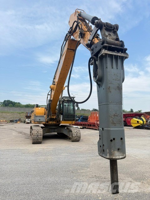 Liebherr R 946 with hammer Sloopgraafmachines