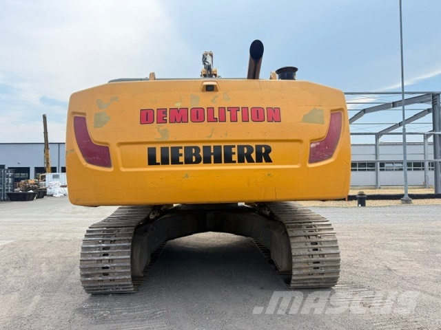 Liebherr R 946 with hammer Sloopgraafmachines
