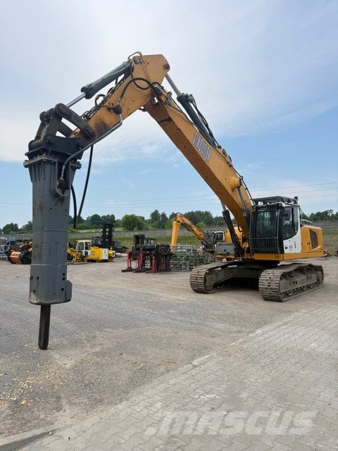 Liebherr R 946 with hammer Sloopgraafmachines