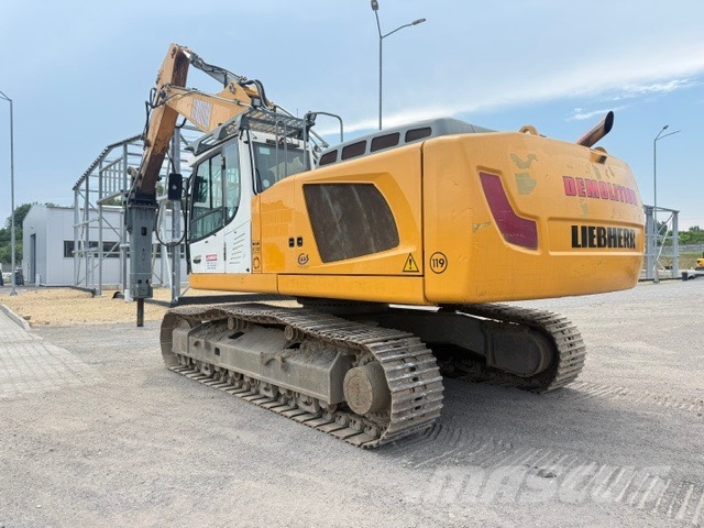 Liebherr R 946 with hammer Sloopgraafmachines