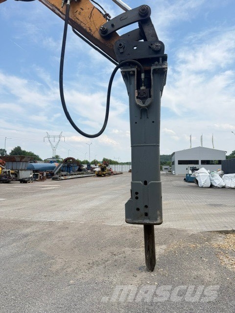 Liebherr R 946 with hammer Sloopgraafmachines