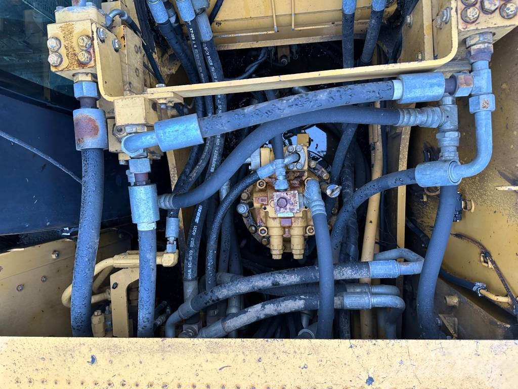 CAT 320DL Telakaivukoneet