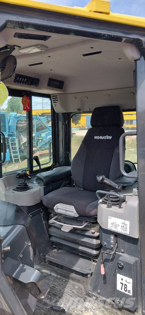 Komatsu D 61 PX-24 بلدوزرات مجنزرة