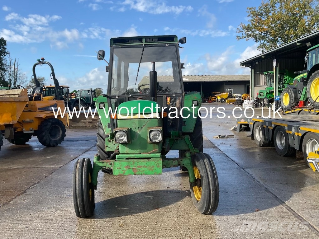 John Deere 2130 الجرارات