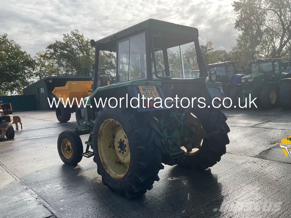 John Deere 2130 الجرارات