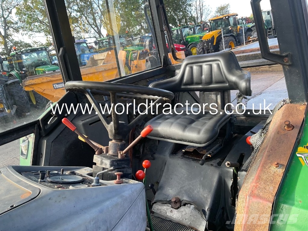 John Deere 2130 الجرارات
