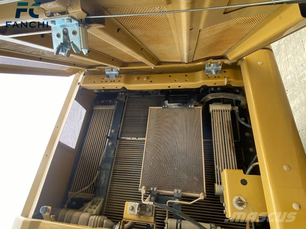 CAT 323 履带挖掘机