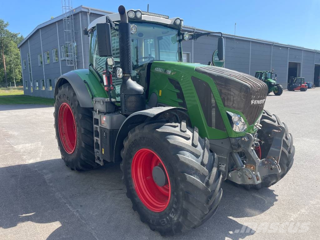Fendt 828 Vario Трактори