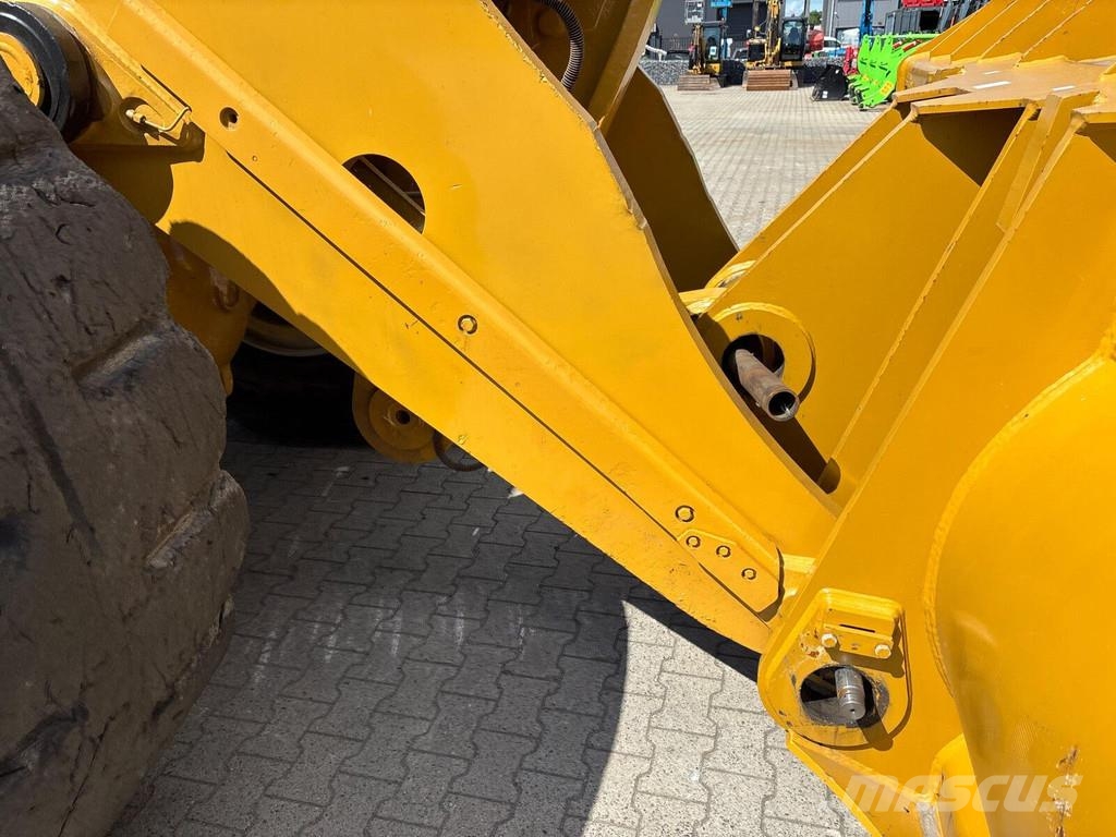 CAT 988K XE Pale gommate