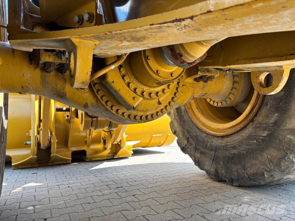 CAT 988K XE Pale gommate