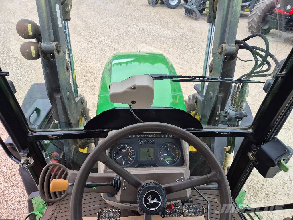 John Deere 5820 الجرارات