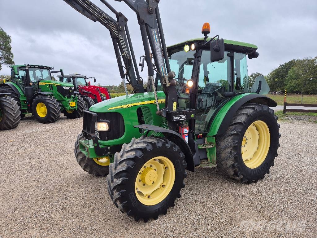 John Deere 5820 الجرارات