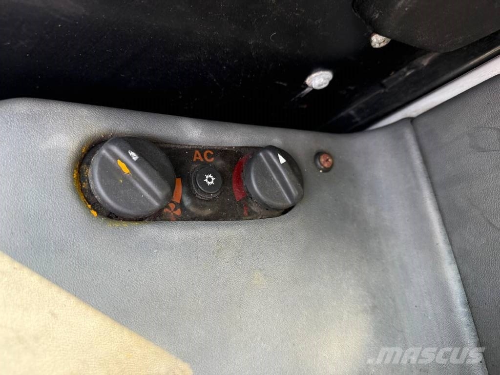 Bucher CityCat 1300 كناسات
