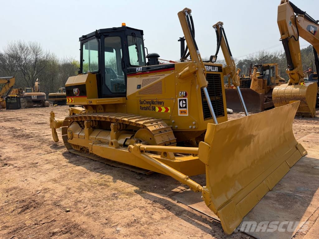 CAT D7G بلدوزرات مجنزرة