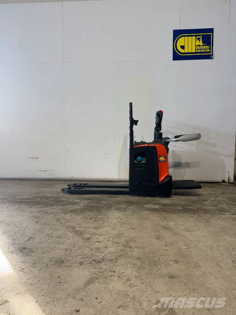 BT truck LPE 200 Elektriskie palešu ratiņi ar platformu