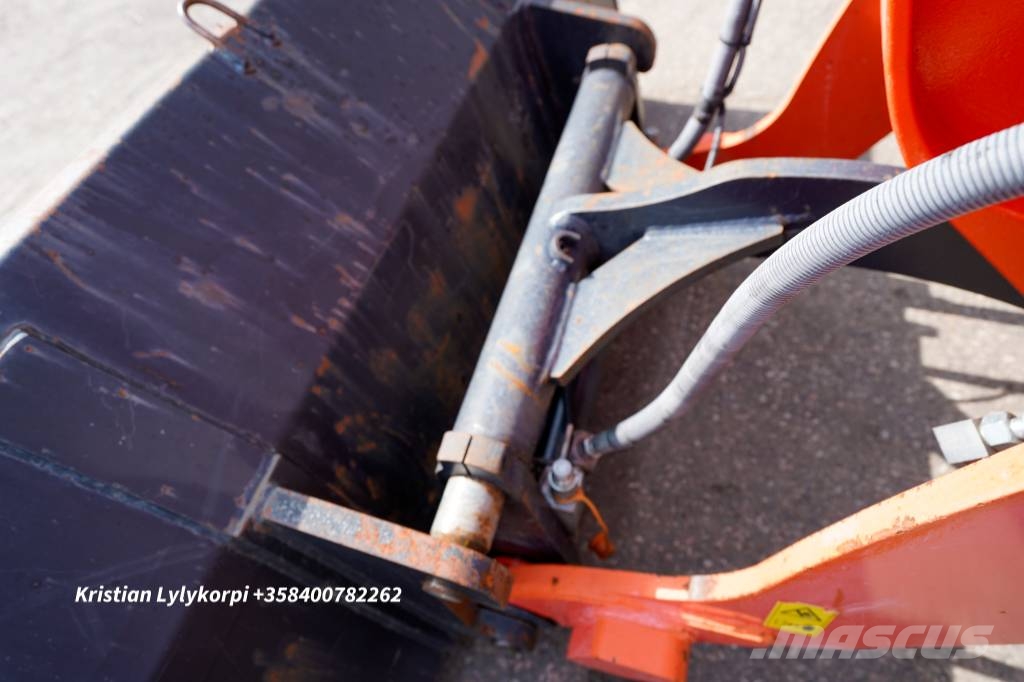 Kubota R090 TYÖLAITTEILLA Фронтальні навантажувачі