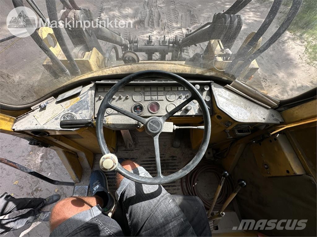 Volvo 4300 Riteņu buldozeri