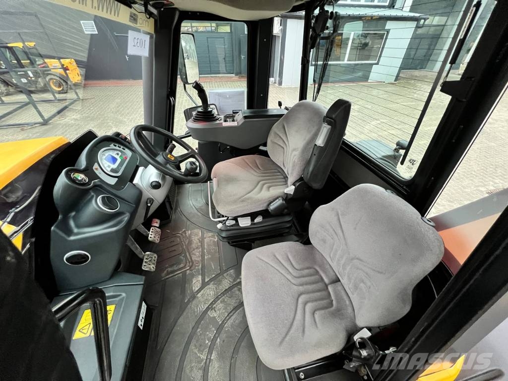 JCB Fastrac 3230 Sisu Xtra Traktorit