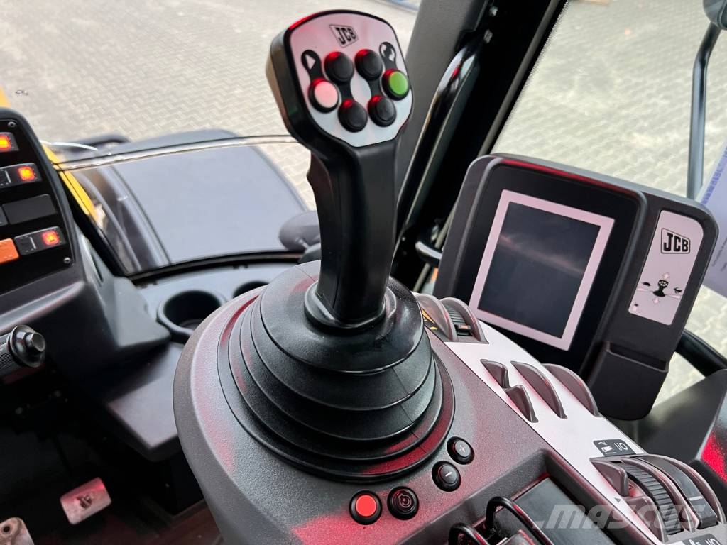 JCB Fastrac 3230 Sisu Xtra Traktorit