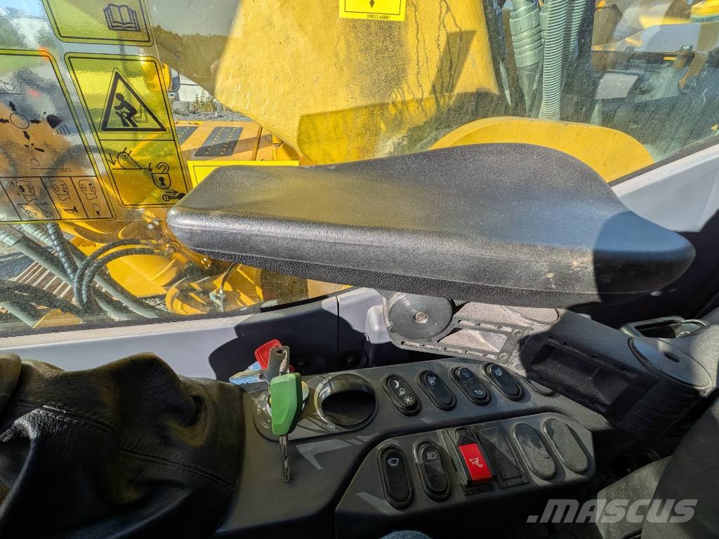 Komatsu HB 365  LC-3EO Hybrid   DEMO Bandgrävare