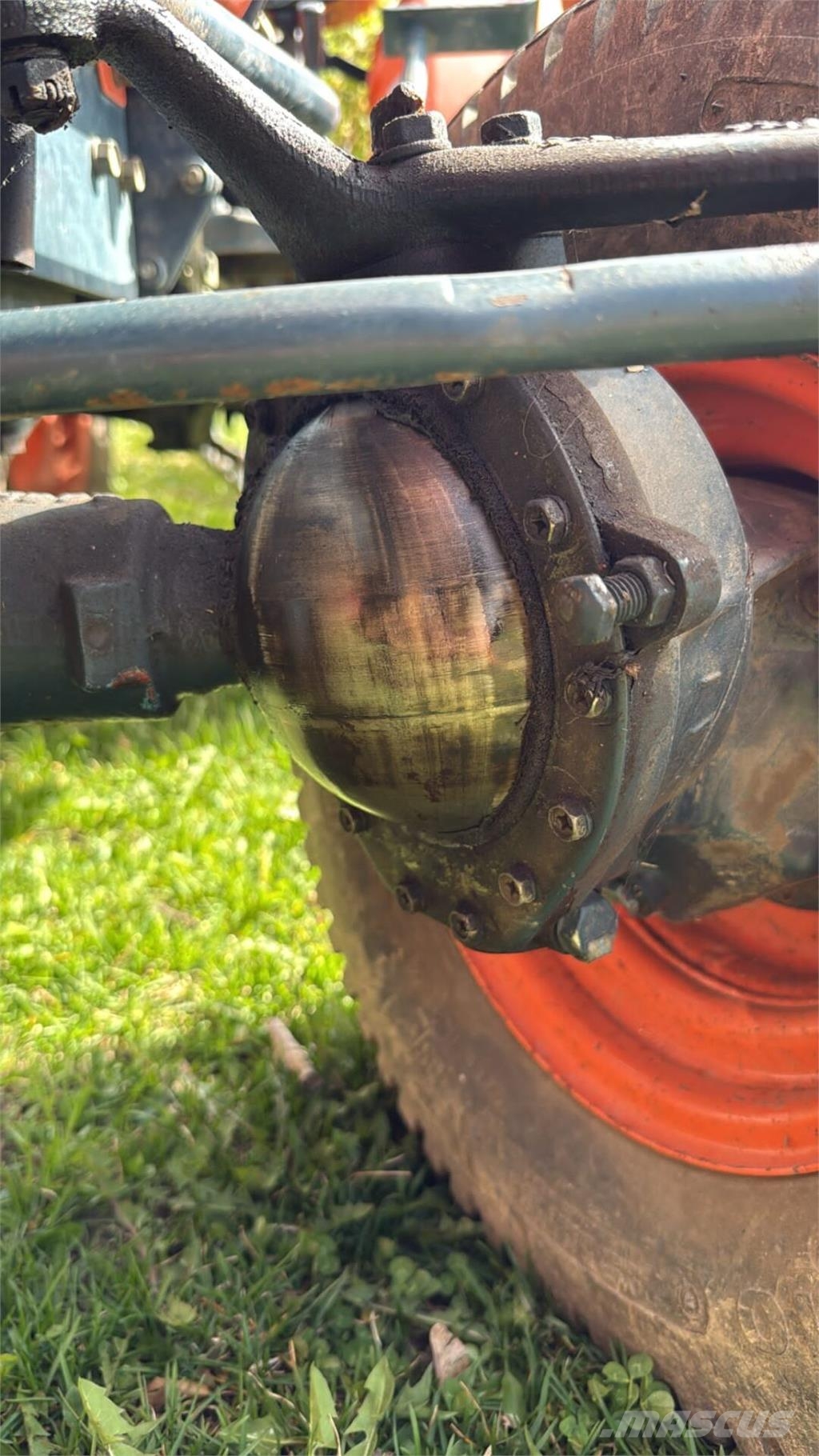 Kubota B7100D Трактори