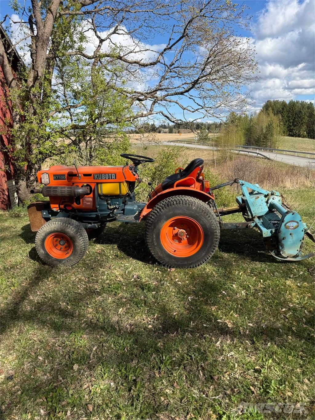 Kubota B7100D Трактори