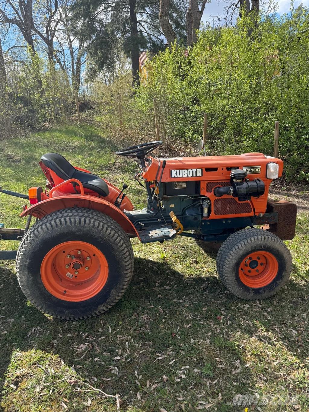 Kubota B7100D Трактори
