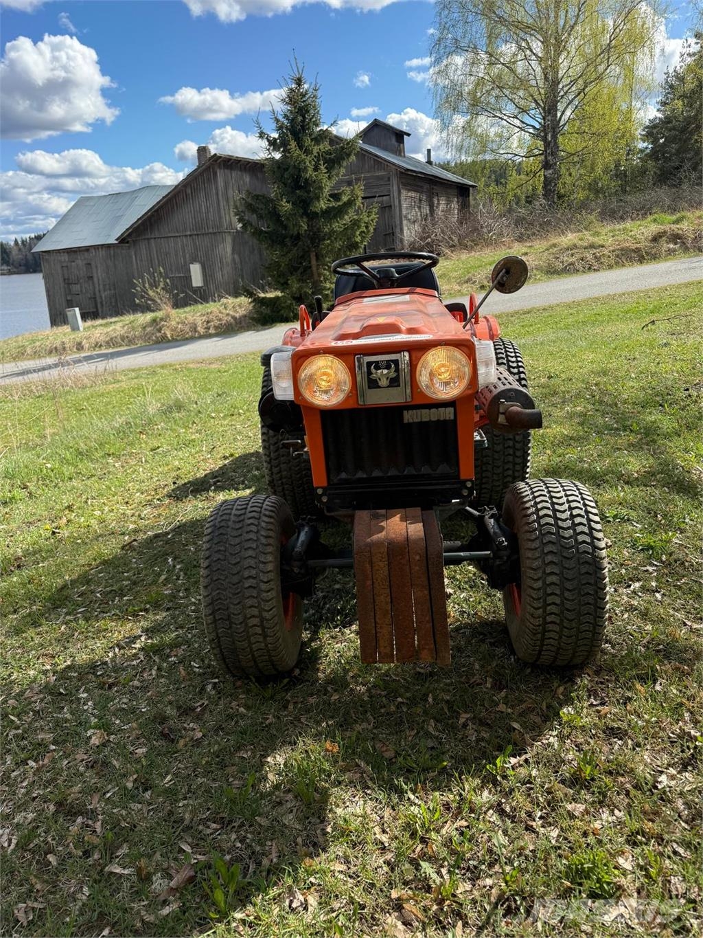 Kubota B7100D Трактори