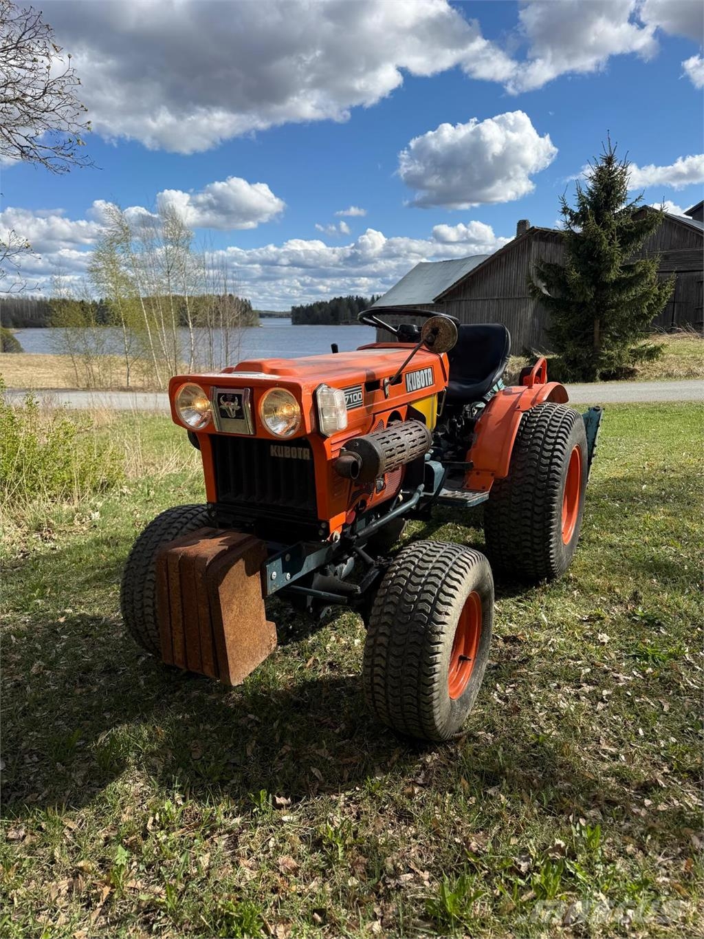 Kubota B7100D Трактори