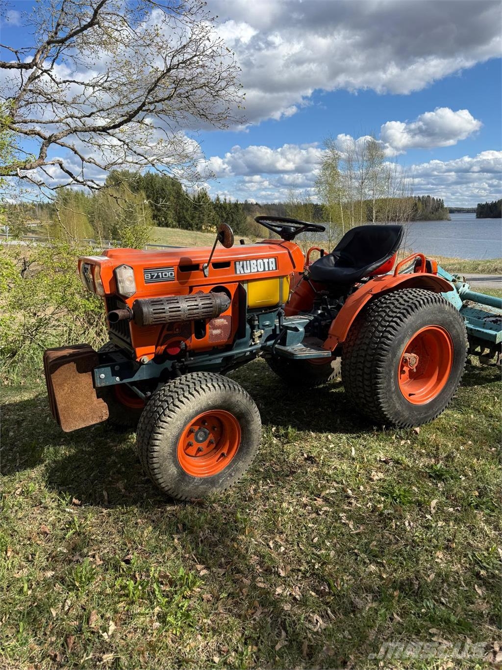 Kubota B7100D Трактори