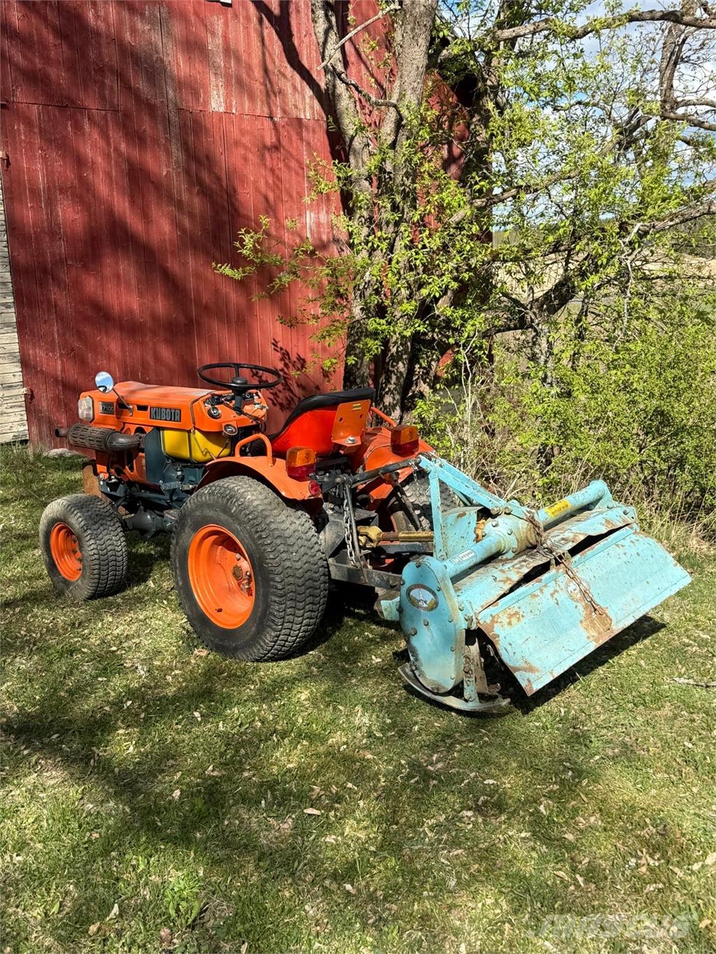 Kubota B7100D Трактори