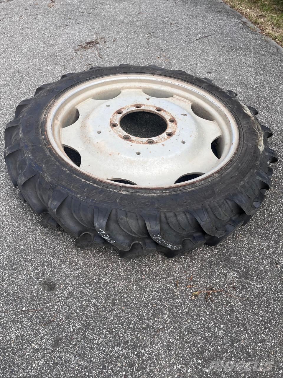 Taurus 230/95 R32, 8-Loch, 100% Profil, Einzelrad 轮胎、车轮、轮圈