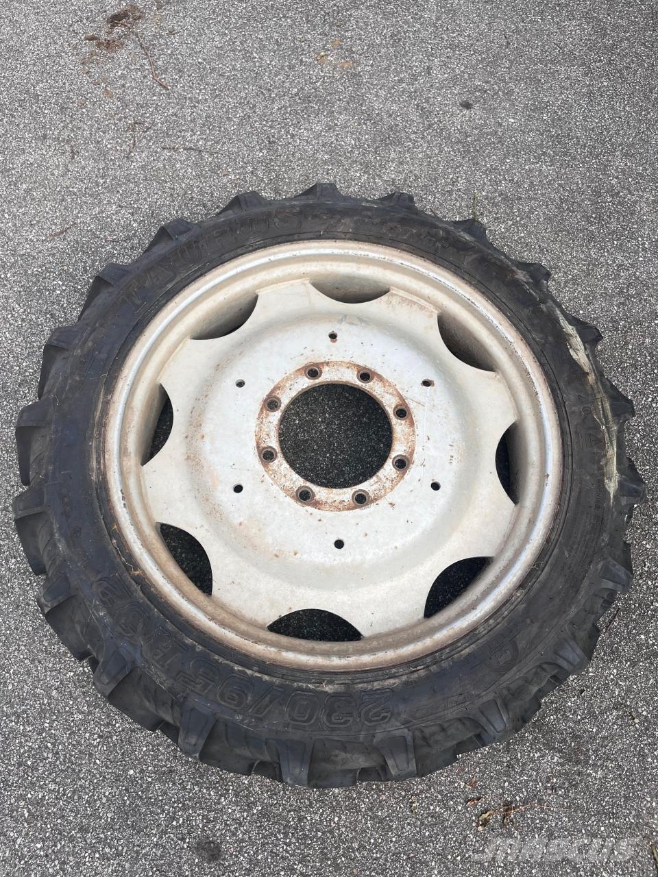 Taurus 230/95 R32, 8-Loch, 100% Profil, Einzelrad 轮胎、车轮、轮圈