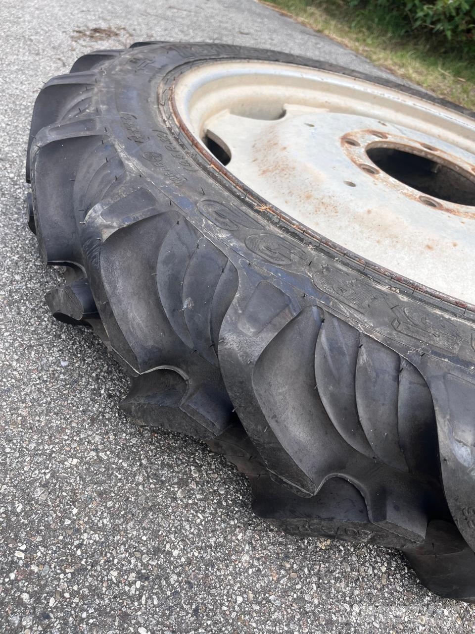 Taurus 230/95 R32, 8-Loch, 100% Profil, Einzelrad 轮胎、车轮、轮圈