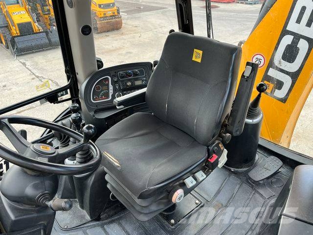 JCB 4 CX with hammer Grävlastare