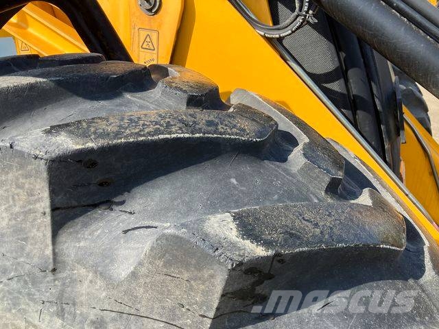 JCB 4 CX with hammer Grävlastare