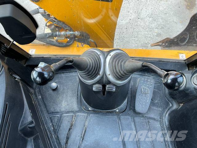 JCB 4 CX with hammer Grävlastare