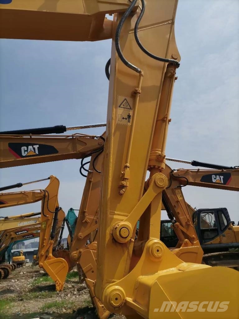 Komatsu PC 220-8 Crawler excavators