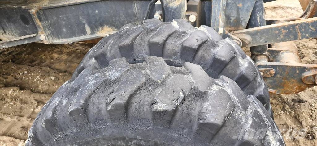 Komatsu PW148 - 10 حفارات بعجل