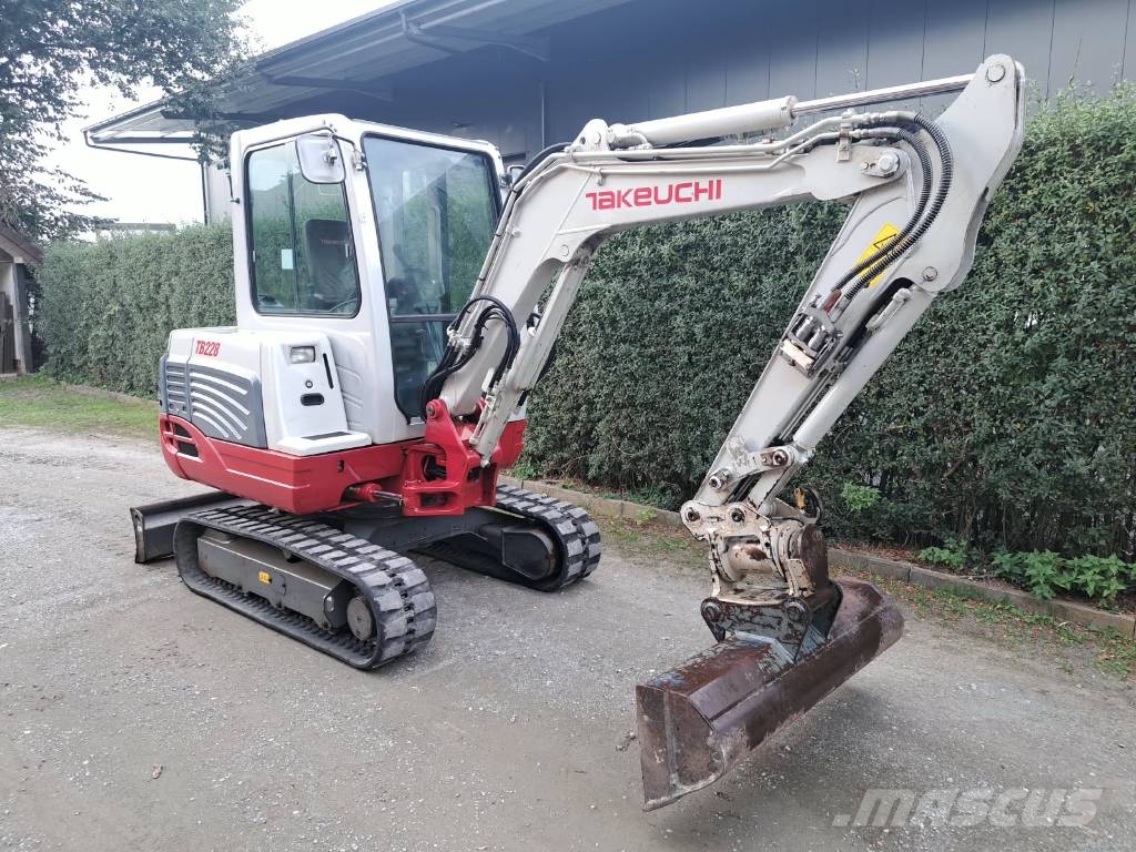 Takeuchi TB 228 Mini pelle < 7t