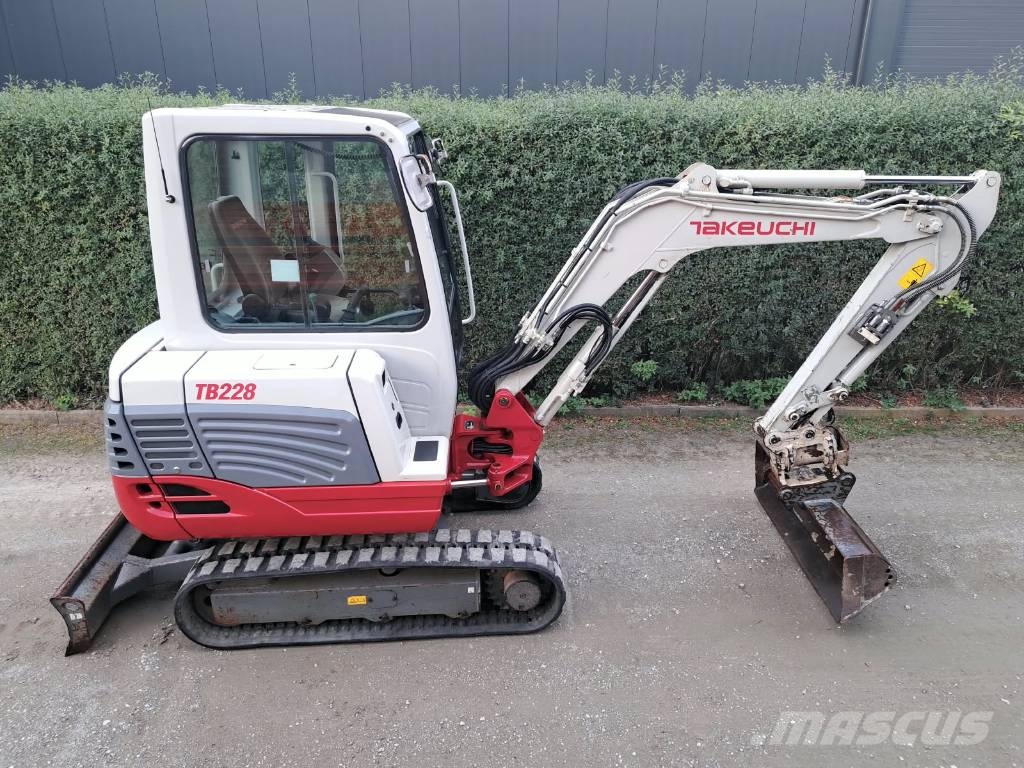 Takeuchi TB 228 Mini pelle < 7t