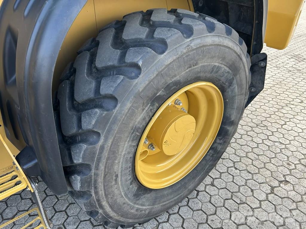 CAT 914-14 لوادر بعجل