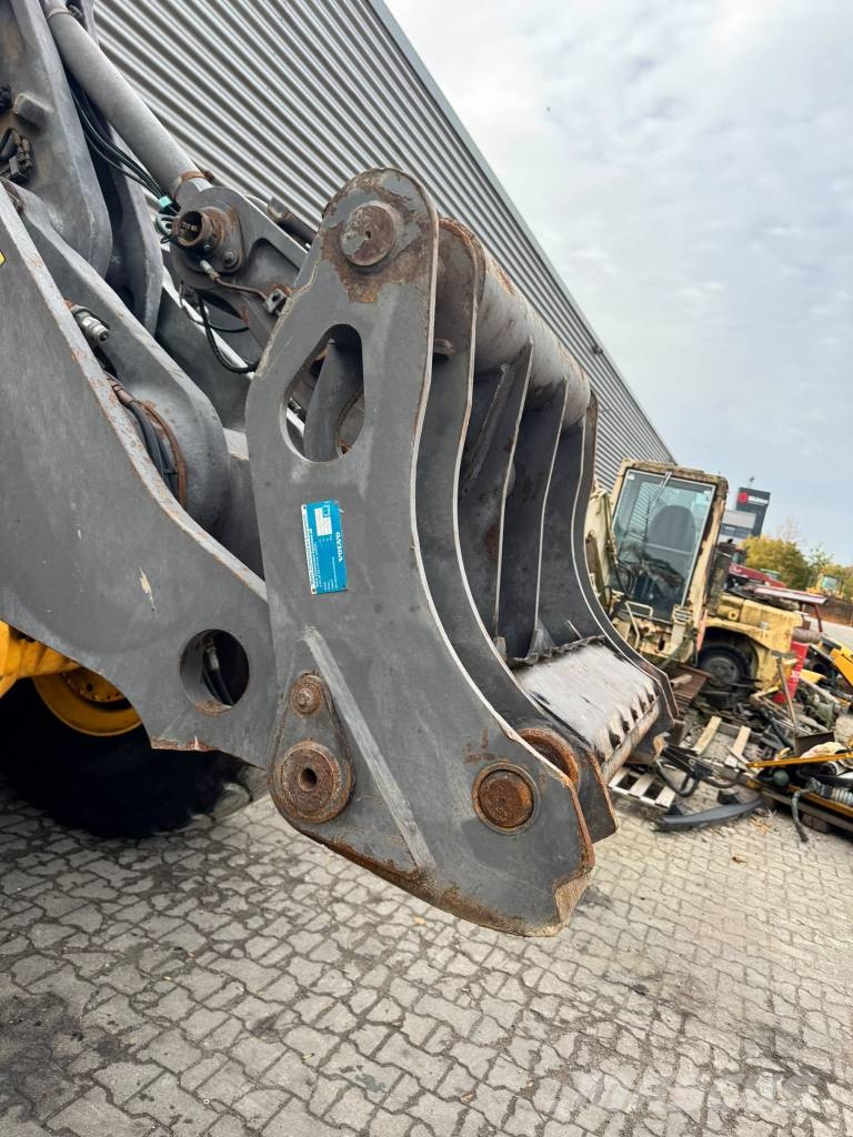 Volvo Quick coupler Volvo L150/ L180 / L220 موصلات سريعة