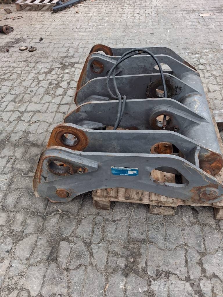 Volvo Quick coupler Volvo L150/ L180 / L220 موصلات سريعة