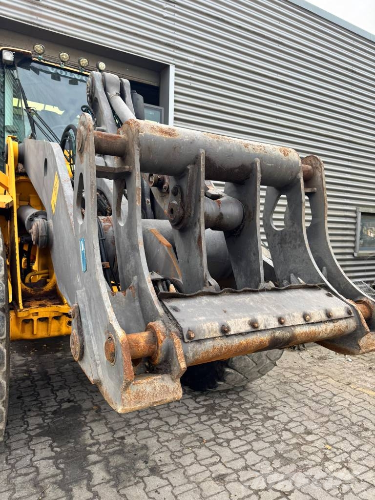 Volvo Quick coupler Volvo L150/ L180 / L220 موصلات سريعة