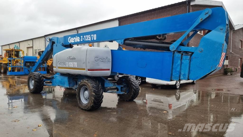 Genie Z 135/70 관절형 전동이동 리프트