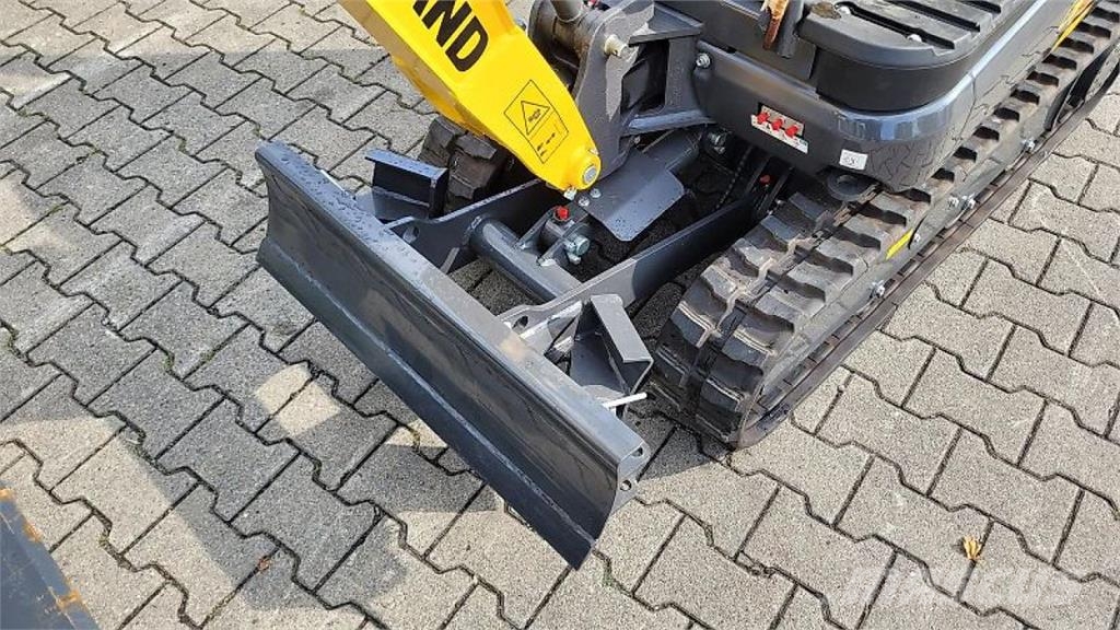 New Holland E12D حفارات بعجل