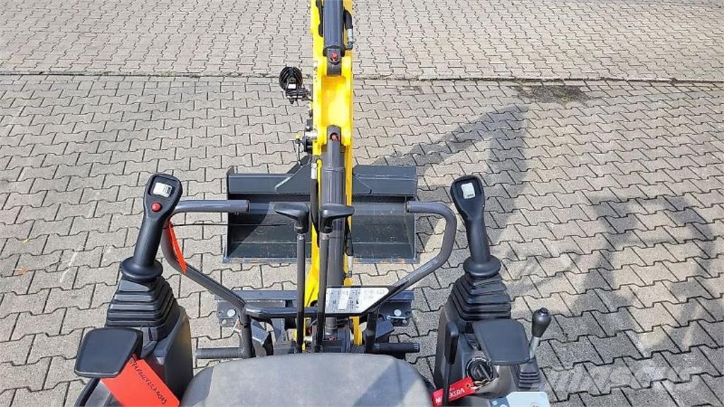 New Holland E12D حفارات بعجل