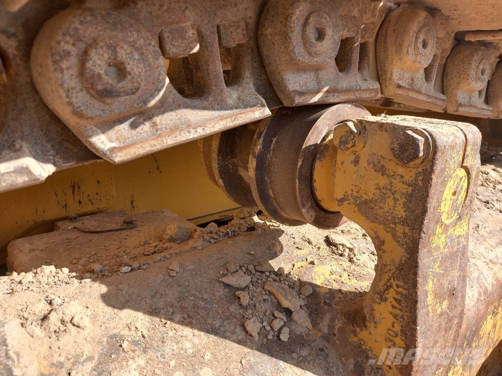 Komatsu D155A-6R (4pcs available for sale in Abu Dhabi) Гусеничные бульдозеры